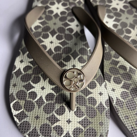 Coach Signature Logo Flip Flops Sandals Beige Brown Women’s Size 9-10 - Picture 2 of 4